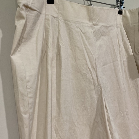 Fashion bug light weight stretch Capri in plus size - Picture 3 of 8